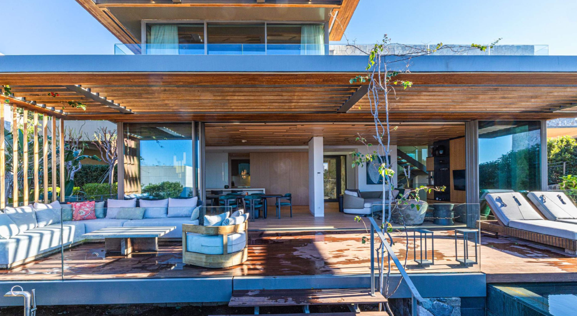 فرصة فريدة في جزيرة ريتز كارلتون: فيلا فاخرة في وسط البحر مع خدمة كونسيرج عالية المستوى.